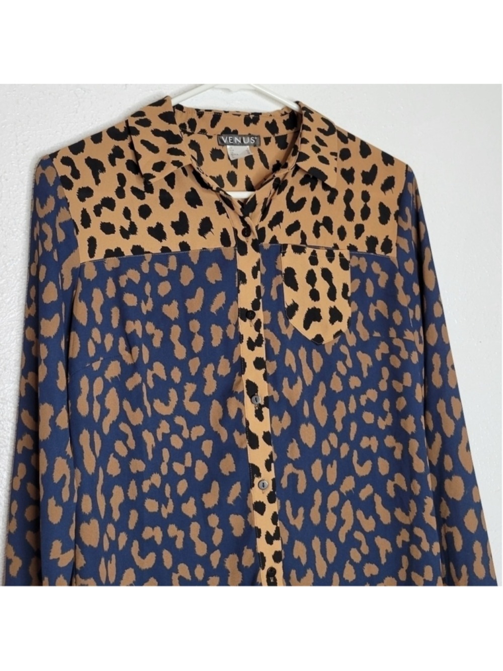 SALE 4/$30 Venus Leopard Print Button Down Blouse Navy Blue Tan Women's Size 4 - Picture 3 of 11